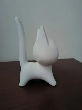 Figura de gato de cerámica blanca