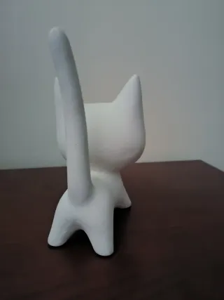 Figura de gato de cerámica blanca