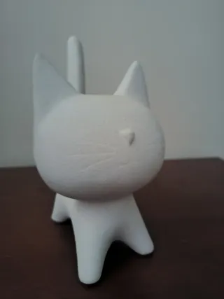 Figura de gato de cerámica blanca