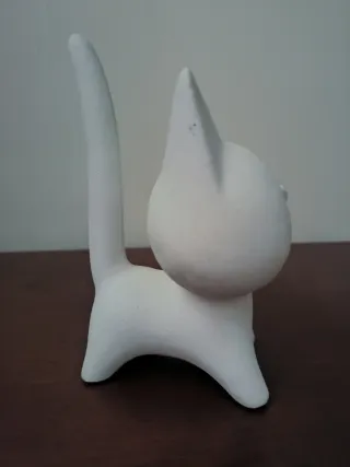 Figura de gato de cerámica blanca