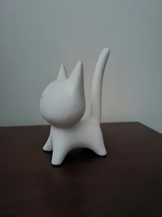 Figura de gato de cerámica blanca