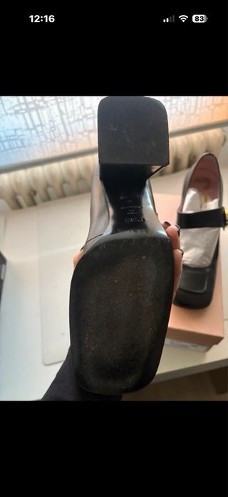 Zapato de piel Ras negro con detalle dorado