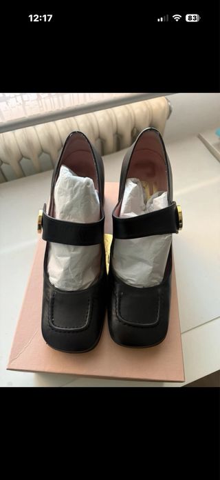 Zapato de piel Ras negro con detalle dorado