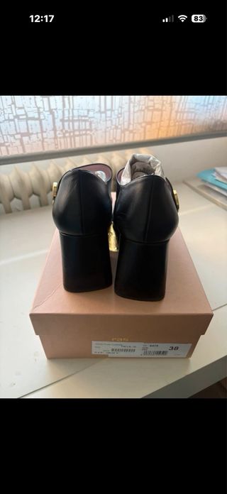 Zapato de piel Ras negro con detalle dorado