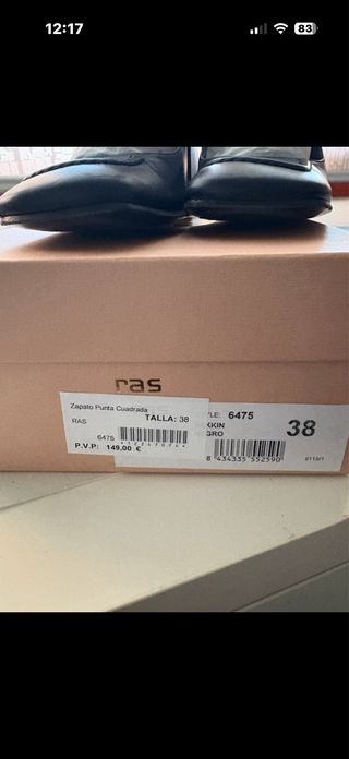 Zapato de piel Ras negro con detalle dorado