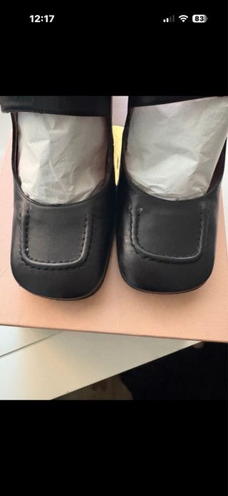 Zapato de piel Ras negro con detalle dorado