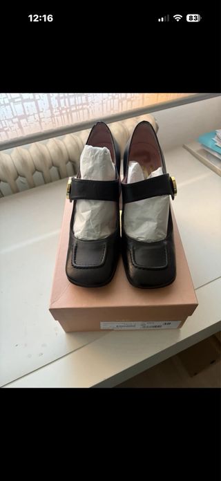 Zapato de piel Ras negro con detalle dorado