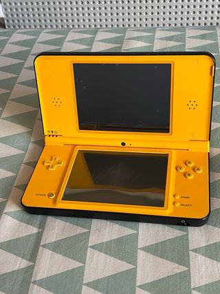Consola Nintendo DS XL Amarilla