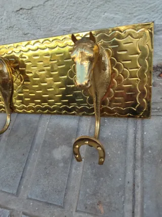 Percha de Bronce con tres Cabezas  de Caballo
