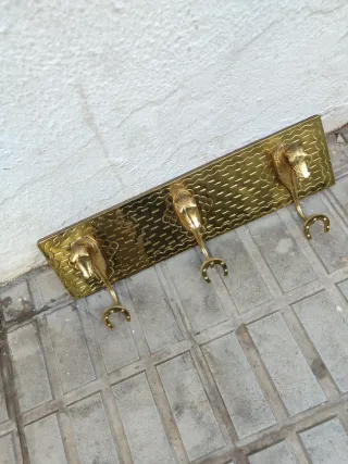 Percha de Bronce con tres Cabezas  de Caballo