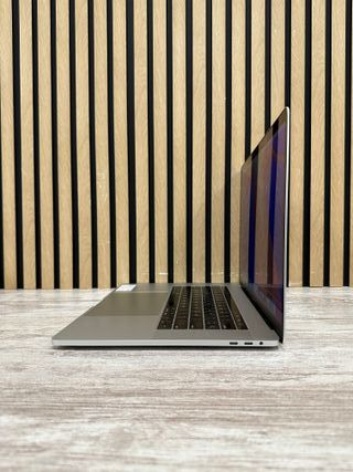 MacBook Pro 15" 2018 i7 16gb 500gb SSD