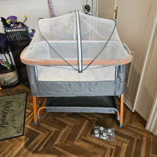 Cuna de bebé con mosquitera