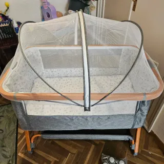 Cuna de bebé con mosquitera