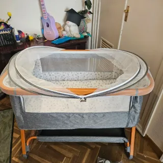 Cuna de bebé con mosquitera