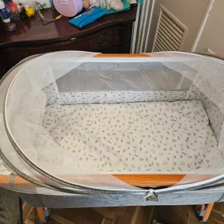 Cuna de bebé con mosquitera