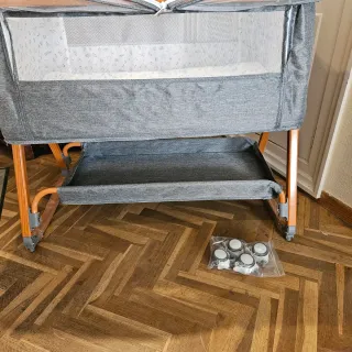 Cuna de bebé con mosquitera