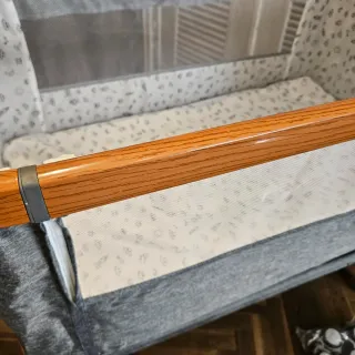 Cuna de bebé con mosquitera