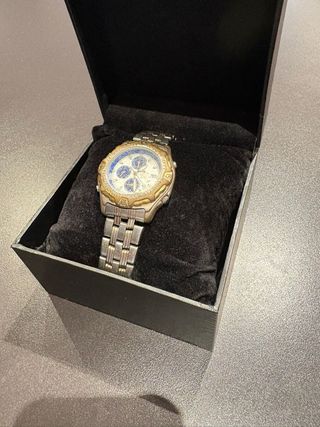 Reloj de pulsera dorado y plateado