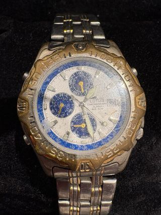 Reloj de pulsera dorado y plateado