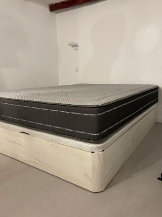 Canapé de madera y tela beige