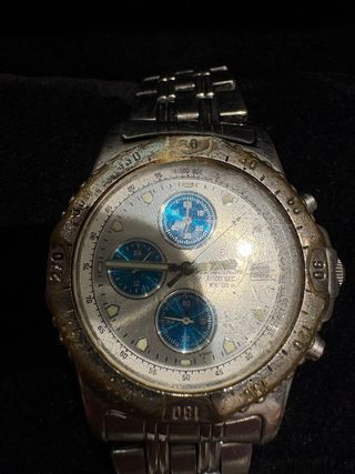 Reloj de pulsera dorado y plateado