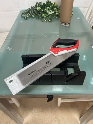 Caja de ingletes con sierra