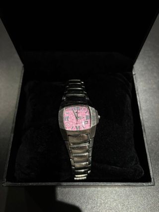 Reloj de pulsera con esfera rosa