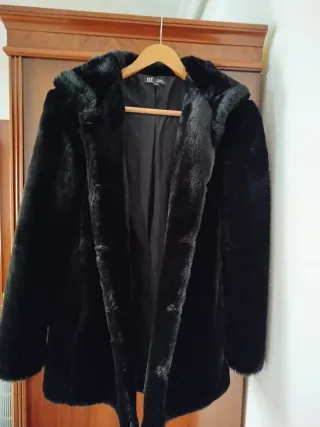 Abrigo pelo sintético Zara negro