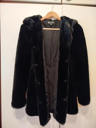 Abrigo pelo sintético Zara negro