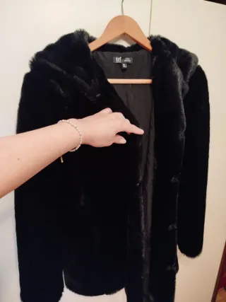Abrigo pelo sintético Zara negro