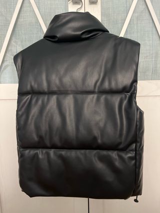 Chaleco acolchado efecto piel Zara