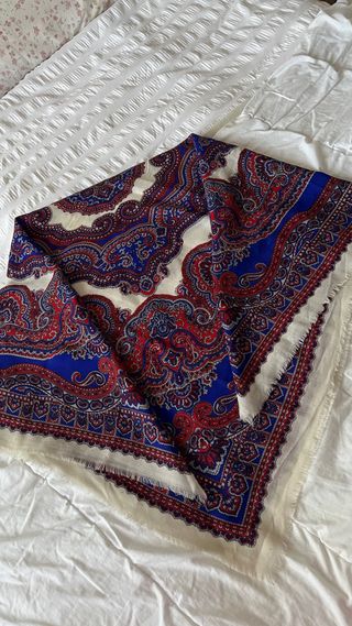 Manton antiguo lana paisley azul y rojo