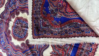 Manton antiguo lana paisley azul y rojo