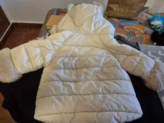 Abrigo bebé niña con capucha y pelo