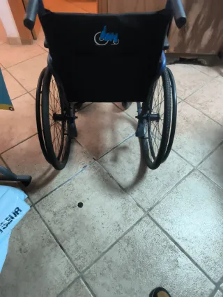 Silla de ruedas plegable azul