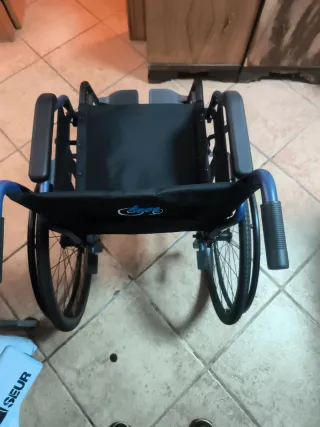 Silla de ruedas plegable azul