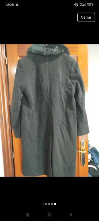 Abrigo de lana negro con cuello de pelo