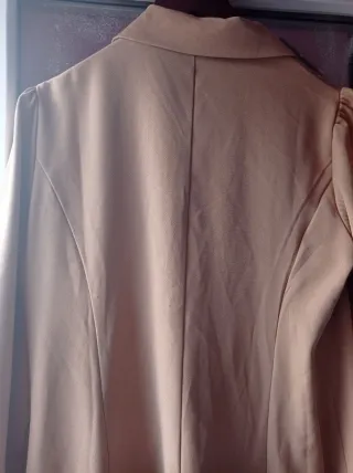 Vestido corto beige con botones