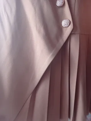 Vestido corto beige con botones