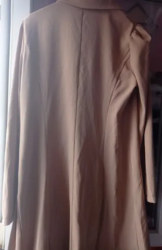 Vestido corto beige con botones