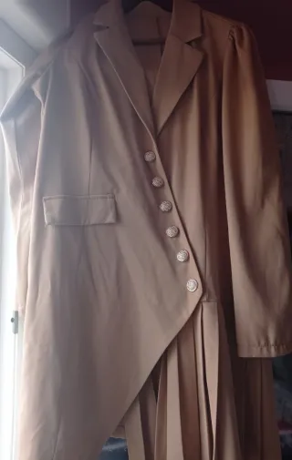 Vestido corto beige con botones