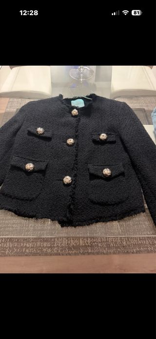 Americana Mango Negra Botones Dorados