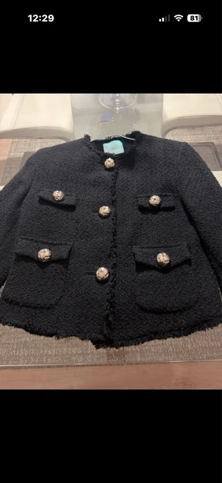 Americana Mango Negra Botones Dorados