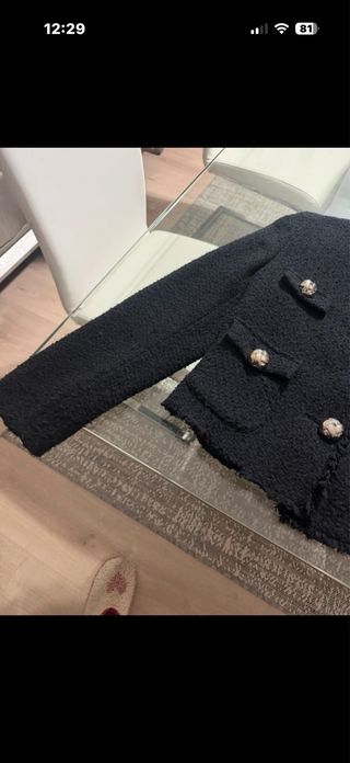 Americana Mango Negra Botones Dorados