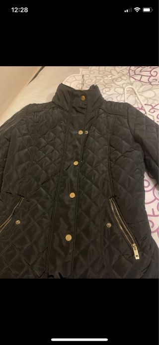 Chaqueta negra acolchada