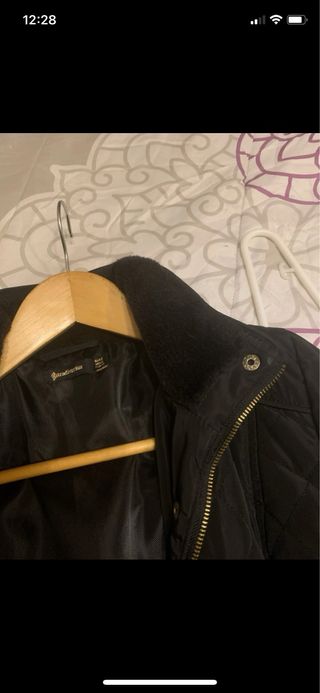 Chaqueta negra acolchada