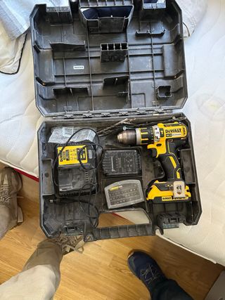 Taladro DeWalt 18V XR Brushless + Accesorios