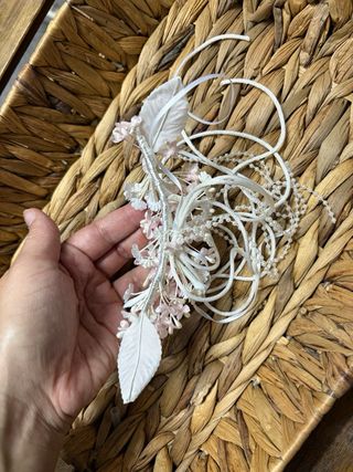 Tocado niña comunión flores rosa y blanco