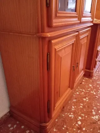 Mueble de madera con vitrina