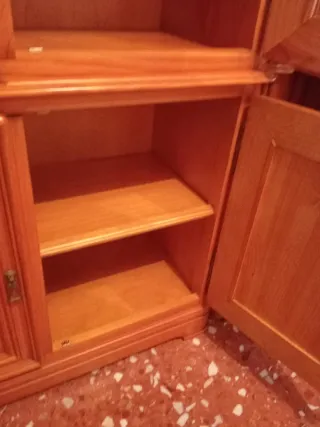 Mueble de madera con vitrina